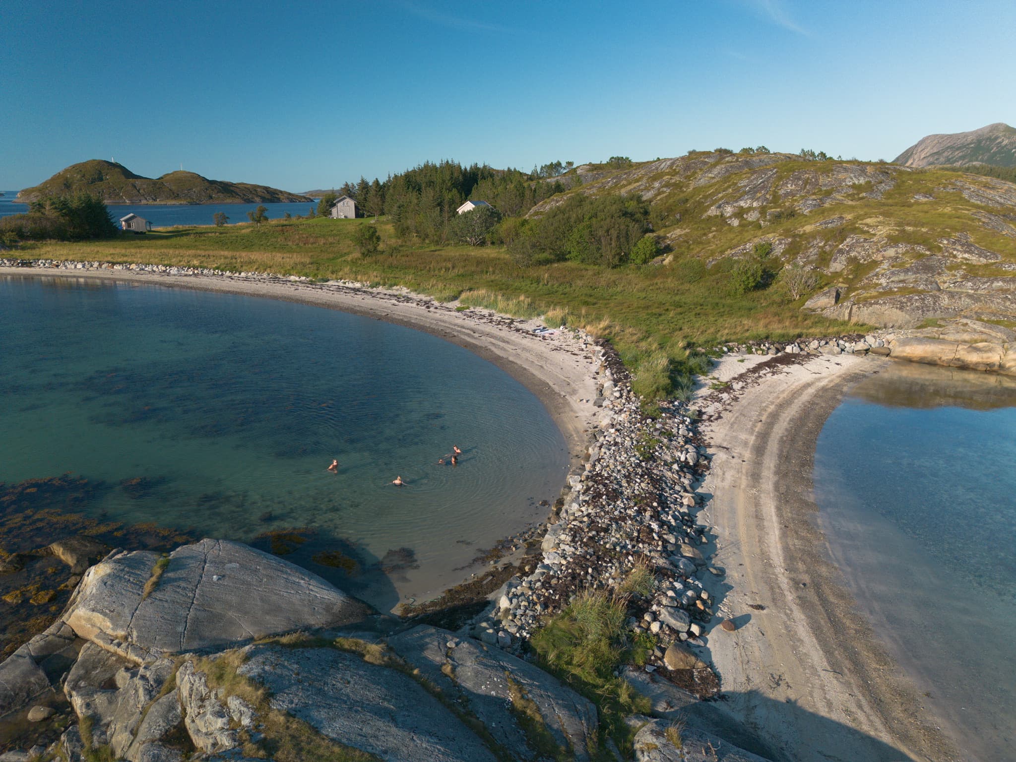 Dronefoto av Lille Herstrand på Meløya, Helgelandskysten